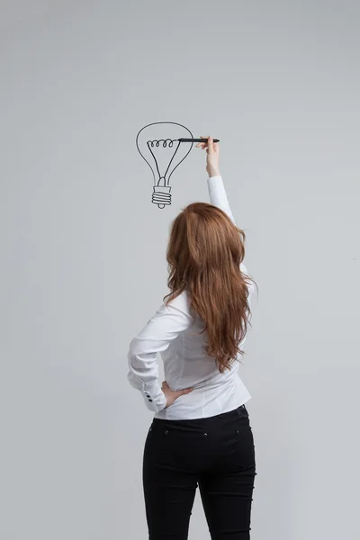 Femme d'affaires dessin et lampe idée sur le tableau blanc — Photo