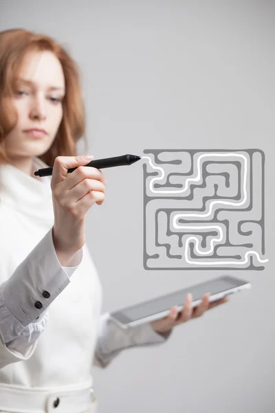 Affärskvinna labyrint lösning skriva på whiteboard. — Stockfoto