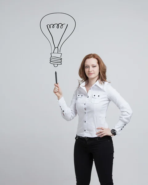 Geschäftsfrau Zeichnung und Ideenlampe auf dem Whiteboard — Stockfoto