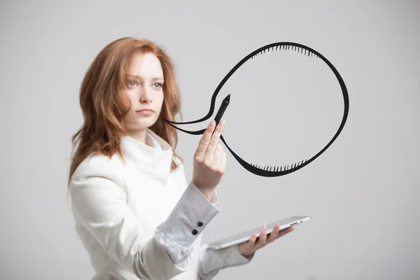 Vrouw schrijft in een geschilderde toespraak wolk — Stockfoto