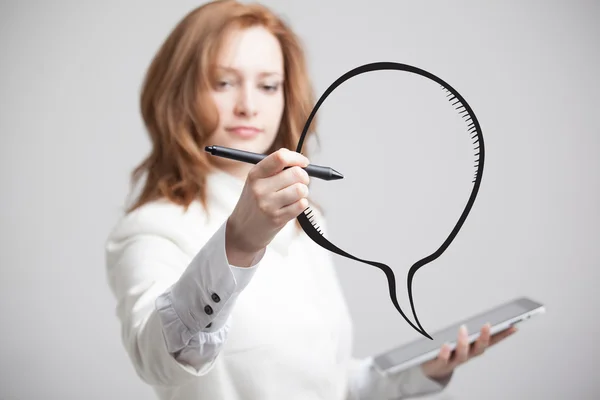 Mujer escribe en una nube de habla pintada — Foto de Stock