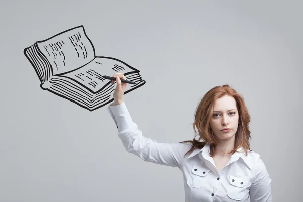 Mujer dibujando un libro — Foto de Stock