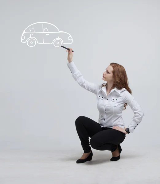 Mujer dibujando coche, concepto sobre el tema de los sueños o la planificación financiera —  Fotos de Stock