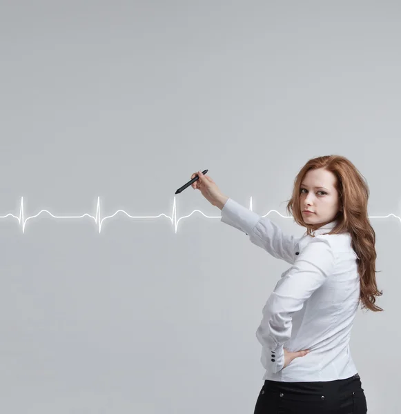 Arts vrouw tekening cardiogram — Stockfoto