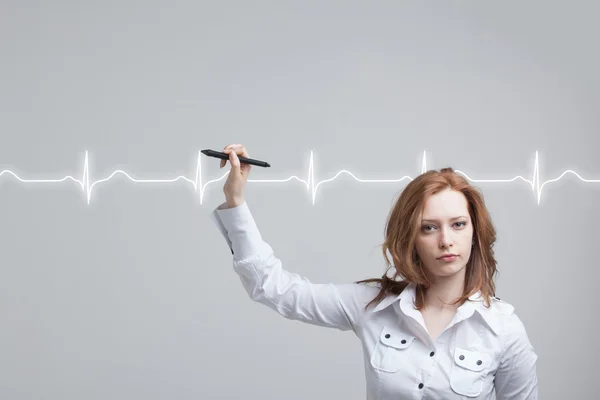 Médico mujer dibujo cardiograma — Foto de Stock