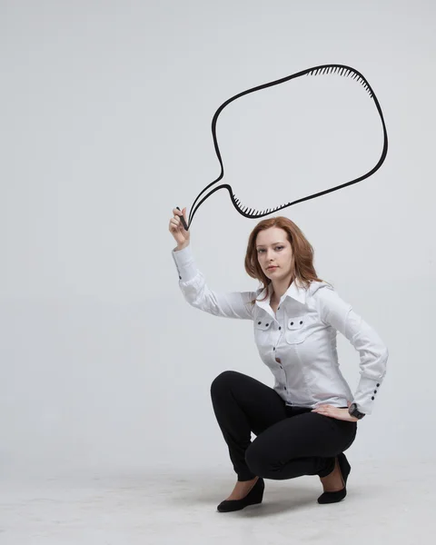 Kadın bir boyalı konuşma buluta yazıyor — Stok fotoğraf