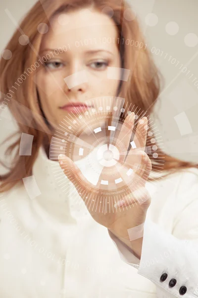 Technologie der Zukunft. Frau arbeitet mit futuristischem Interface — Stockfoto