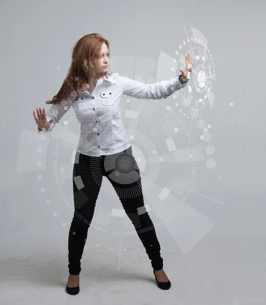 Технологии будущего. Женщина, работающая с футуристическим интерфейсом — стоковое фото
