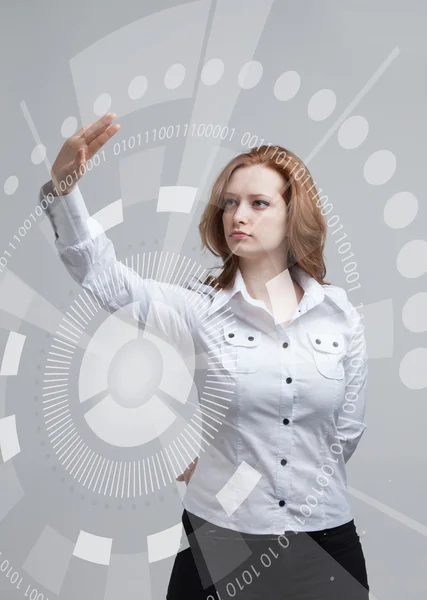 Tecnología del futuro. Mujer trabajando con interfaz futurista — Foto de Stock