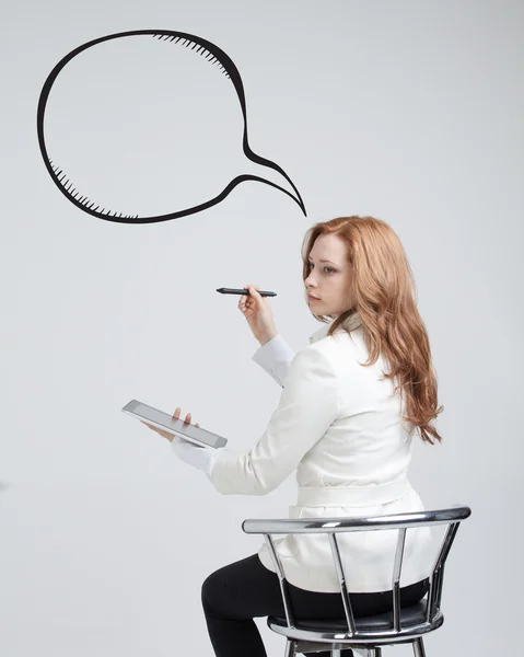 Vrouw schrijft in een geschilderde toespraak wolk — Stockfoto