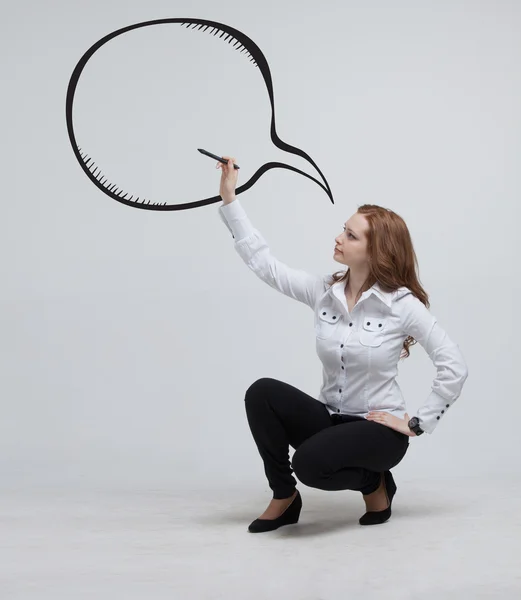 Frau schreibt in gemalter Sprechwolke — Stockfoto