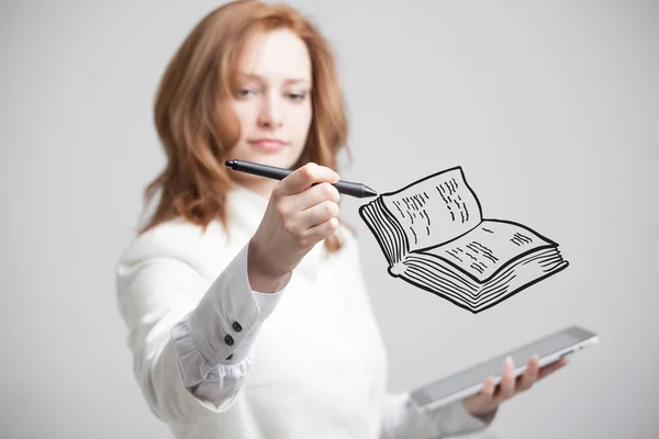 Mujer dibujando un libro — Foto de Stock
