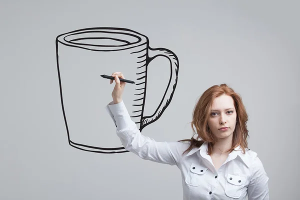 Jonge vrouw trekt een kopje koffie op grijze achtergrond — Stockfoto