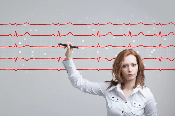 Arts vrouw tekening cardiogram — Stockfoto