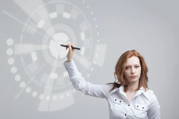 Tecnología del futuro. Mujer trabajando con interfaz futurista — Foto de Stock