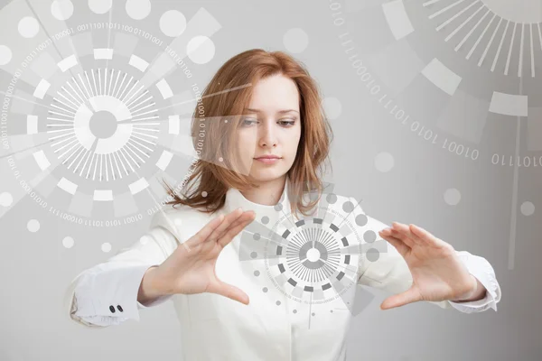 Technologie van de toekomst. Vrouw die werkt met de futuristische interface — Stockfoto