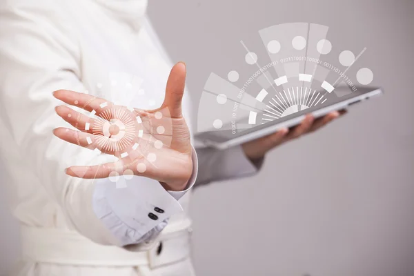 Chica joven trabajando con pantalla virtual — Foto de Stock