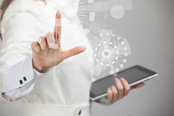 Chica joven trabajando con pantalla virtual — Foto de Stock