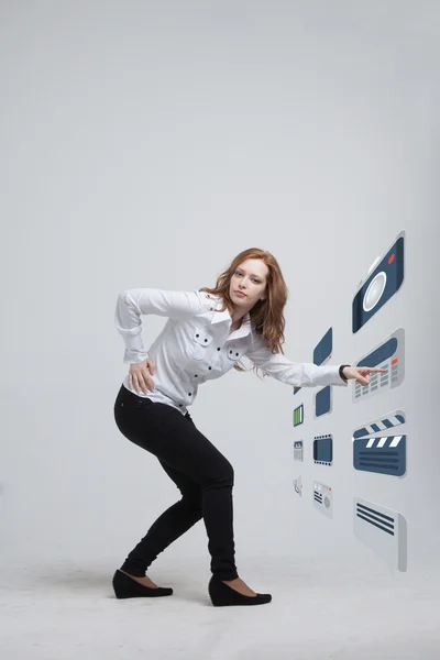 Mujer presionando el tipo de alta tecnología de los botones multimedia modernos sobre un fondo virtual —  Fotos de Stock