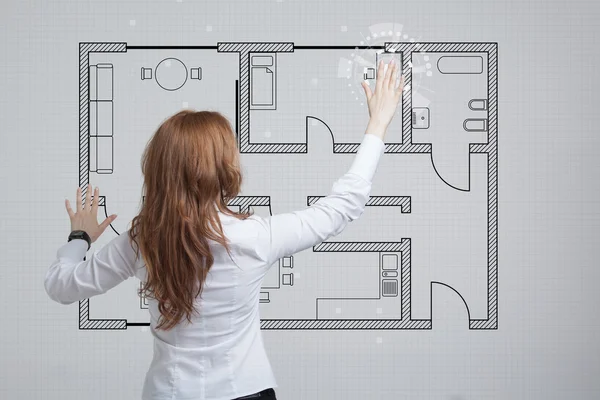 Kvinnliga arkitekt arbetar med en plan för virtuella lägenhet — Stockfoto