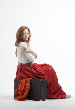 izole, bavula, beyaz arka plan oturan kadın