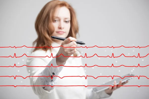 Doktor kvinna ritning elektrokardiogram — Stockfoto