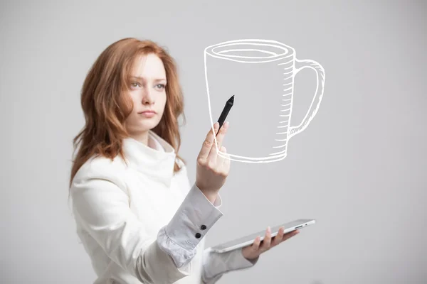 Νεαρή γυναίκα αντλεί ένα φλιτζάνι καφέ σε γκρι φόντο — Φωτογραφία Αρχείου