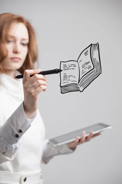 Frau zeichnet ein Buch — Stockfoto