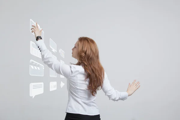 Mujer presionando el tipo de alta tecnología de los botones multimedia modernos sobre un fondo virtual — Foto de Stock