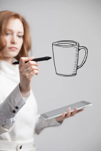 Ung kvinna drar en kopp kaffe på grå bakgrund — Stockfoto