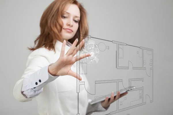 Arquiteta trabalhando com um plano de apartamento virtual — Fotografia de Stock