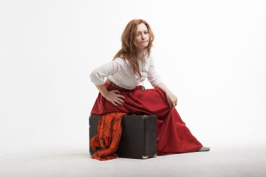 izole, bavula, beyaz arka plan oturan kadın