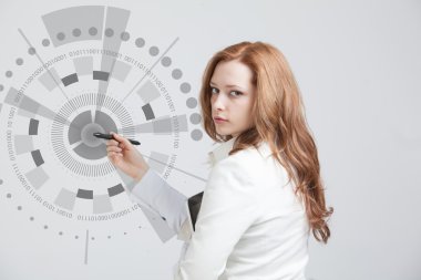 Geleceğin teknolojisi. Fütüristik arabirimiyle çalışan kadın 