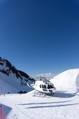 Dağlarda beyaz kurtarma helikopteri Park