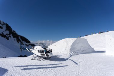 Dağlarda beyaz kurtarma helikopteri Park