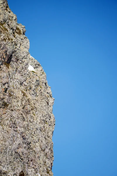 Strmé skály a nebe — Stock fotografie