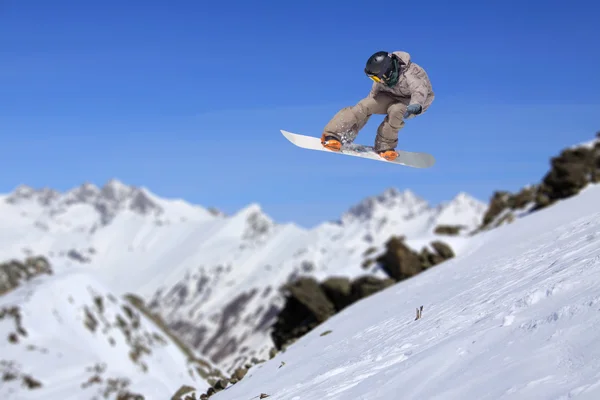 Repülő snowboardos a hegyekben — Stock Fotó