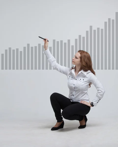 Young businesswoman drawing graph — Stock Photo, Image