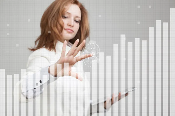 Young businesswoman working with graph — Stock Photo, Image