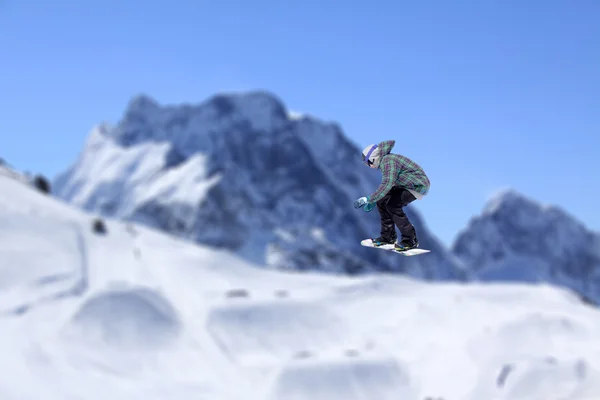 Flygande snowboardåkare på berg — Stockfoto