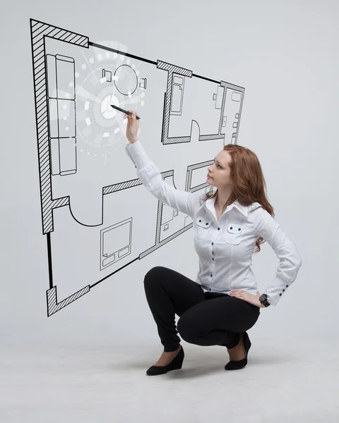 Kadın mimar bir sanal daire planı ile çalışma — Stok fotoğraf