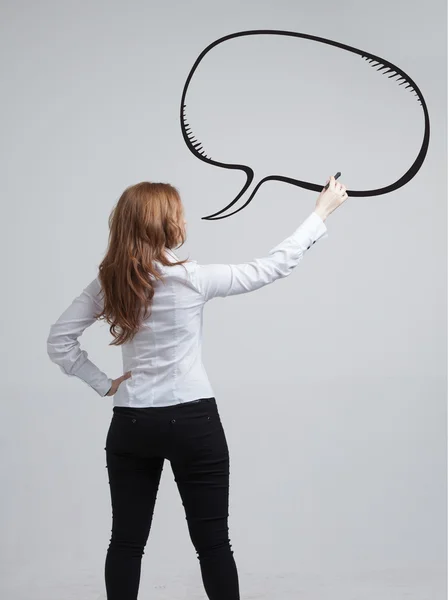 Vrouw schrijft in een geschilderde toespraak wolk — Stockfoto