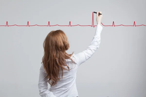Medico donna disegno cardiogramma — Foto Stock