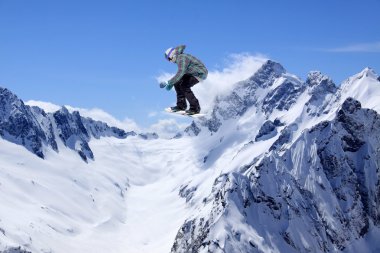 dağlar üzerinde uçan snowboarder