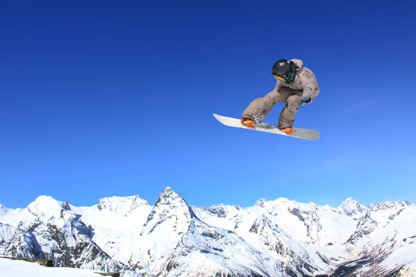 Dağlar üzerinde uçan snowboarder — Stok fotoğraf