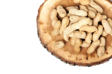 Beyaz arka plan üzerinde izole unshelled fıstık yığını