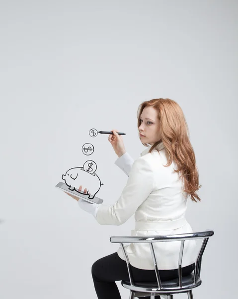 Ung kvinna ritning en spargris — Stockfoto