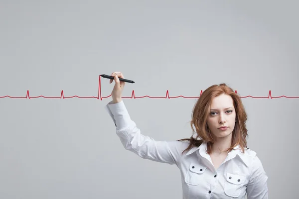 Médico mulher desenho cardiograma — Fotografia de Stock