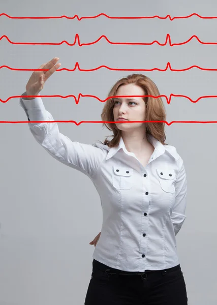 Doktor kvinna och elektrokardiogram linjer — Stockfoto