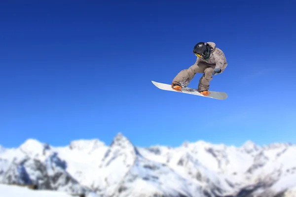 Pływające góry snowboardzista — Zdjęcie stockowe